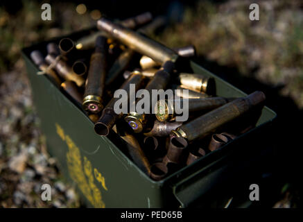 Un ammo est rempli de calibre 50 avec des coquilles après une gamme de familiarisation avec la M2 Browning de calibre 50 fusil à Fort Chaffee, Ark., le 2 août, au cours de l'opération d'agression de la rivière, un exercice de formation de transition impliquant des ingénieurs de l'armée et d'autres éléments de soutien pour créer un pont modulaire sur l'eau à travers l'Arkansas. L'ensemble de l'exercice de formation a duré du 28 juillet au 4 août 2015, impliquant un général de brigade, deux bataillons et 17 autres unités, d'inclure le pontage, le sapeur, la mobilité, la construction et les entreprises aéronautiques. (U.S. Army photo par le Sgt. Michel Sauret) Banque D'Images