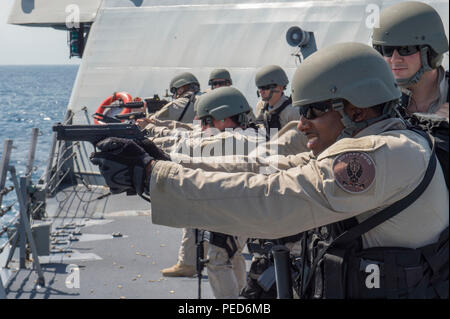 150801-N-MK881-245 Mer de Chine du Sud (1 août 2015) marins affectés à la mission de guerre de surface, 4 paquet de détachement, en ce moment embarquée à bord de l'USS combat littoral Fort Worth (LCS 3) participer à un exercice de tir réel sur le gaillard du navire. En ce moment sur une rotation de 16 mois déploiement à l'appui de l'Indo-Asia-Pacifique rééquilibrer, Fort Worth est un navire de guerre rapide et agile sur mesure pour patrouiller les eaux littorales de la région et travailler à coque coque avec des marines, partenaire fournissant 7e flotte avec les capacités flexibles dont elle a besoin maintenant et dans l'avenir. (U.S. Photo de la marine par la communication de masse SP Banque D'Images