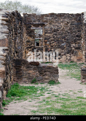 Par les portes dans les ruines de la mission. Mission Espada San Antonio Missions National Park Banque D'Images