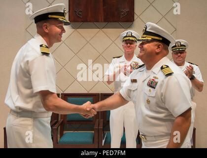 150803-N-FQ994-177 NAPLES, ITALIE (Août 3, 2015) Le capitaine James Aiken, gauche, serre la main avec le Capitaine Richard J. Dromerhauser, commandant de l'Escadre de destroyers, 60, au cours de leur cérémonie de passation de commandement, le 3 août 2015 à la base navale américaine de Naples Capodichino, Italie. Au cours de la cérémonie, le capitaine James Aiken a été relevé par le Capitaine Richard J. Dromerhauser. (U.S. Photo par marine Spécialiste de la communication de masse 3e classe Robert S. Price/libérés) Banque D'Images