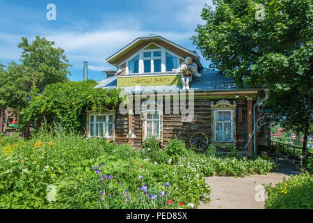 Ville de ples, région d'Ivanovo, Russie - 24.06.2018 : Beaucoup de fleurs et de verdure dans la cour 24.06.2018 hôtel privé à Plyos, oblast d'Ivanovo, Russie. Banque D'Images