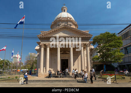 Panthéon National des Héros et oratoire de la Vierge Notre Dame Sainte Marie de l'Asunción. Les personnes sont considérées à l'extérieur de l'immeuble remis en état Banque D'Images