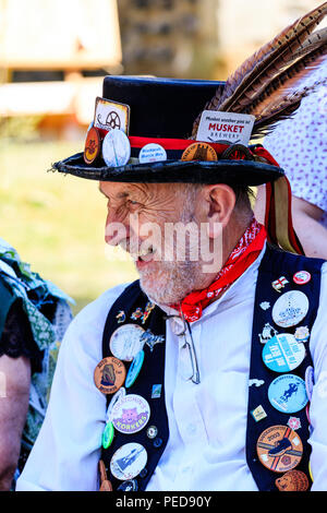 Danseur traditionnel anglais du Kent Korkers et porc Scratchin's morris. Mâle mature, légère barbe, porte chapeau noir et gilet avec insignes o Banque D'Images