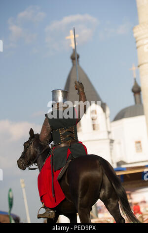 Bulgar, Fédération de Russie - août 2018, - un homme en armure de fer est assis sur un cheval avec une main tenant une épée Banque D'Images