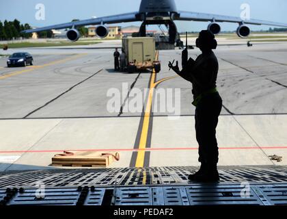 Un aviateur de l'US Air Force à partir de la 724ème escadron de la mobilité aérienne supervise les procédures de chargement de marchandises sur un C-5 Galaxy Super la livraison des marchandises dans le cadre de l'opération, Résoudre inhérents le 8 août 2015, à la base aérienne d'Aviano, en Italie. Ce déploiement coïncide avec la décision de la Turquie des avions américains de l'hôte d'effectuer des opérations de contre-ISIL. (U.S. Air Force photo par un membre de la 1re classe Deana Heitzman/libérés) Banque D'Images