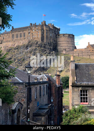 Le Château d'Édimbourg est une forteresse historique qui domine les toits de la ville d'Édimbourg, en Écosse, à partir de sa position sur le rocher du château. Banque D'Images