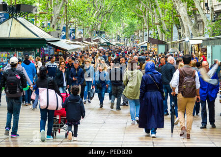 Las Ramblas Barcelone Espagne la cosmopolite capitale de l'Espagne Catalogne région, est connue pour son art et son architecture. L'univers fantastique Sagrada Famíl Banque D'Images