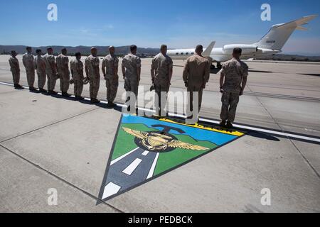 Les commandants et les chefs d'unités avec le 1er Bataillon Raider marines et maritimes Groupe d'aéronefs 39, dire adieu au Général Joseph L. Votel, commandant du Commandement des opérations spéciales, après sa visite à bord du Marine Corps Base Camp Pendleton, en Californie, le 5 août 2015. Banque D'Images