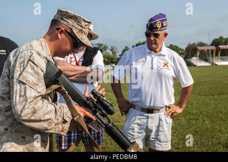 Le Corps des Marines des États-Unis. Nicholas D. Reed, chef d'équipe à la Compagnie Bravo, 1er Bataillon, 6e Régiment de Marines, parle aux anciens combattants de la 4e Division de Marines (4e MARDIV) sur le M16A4 carabine service à la William Pendleton Thompson Hill sur champ Camp Lejeune, en Caroline du Nord, le 5 août 2015. Les anciens combattants de 4ème MARDIV et leurs familles ont visité le Camp Lejeune area pour un rassemblement final, qui comprenait des visites à l'Lejeune Memorial Gardens, de nouvelles démonstrations de l'équipement, des visites dans la communauté locale et a conclu avec la cérémonie de désactivation de l'unité. (U.S. Marine Corps photo par Lance Cpl. Jacqueline R Banque D'Images