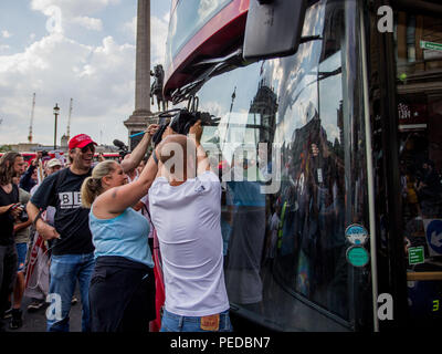 Les partisans de l'EDL emprisonné fondateur Tommy Robinson apporter le trafic à l'arrêt à Londres Trafalgar Square du rallye suivant plus tôt dans la journée sur Whitehall. Avec : Atmosphère, voir Où : London, England, United Kingdom Quand : 14 juillet 2018 : Crédit Wheatley/WENN Banque D'Images