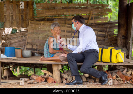 Les femmes plus âgées sont heureux avec le médecin de soins de visiter accueil concept en Thaïlande. Les jeunes autochtones du Nord sont un docteur travaillant en Asie. Banque D'Images