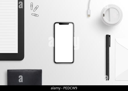 Smartphone avec écran incurvé sur bureau. Isolaled maquette pour l'écran. Mise à plat. Banque D'Images