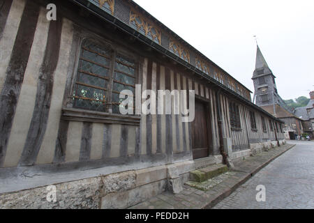 Ville de Honfleur, France. Vue pittoresque de la façade nord de l'église Sainte-Catherine de Honfleur, place Sainte-Catherine. Banque D'Images