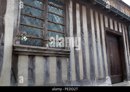 Ville de Honfleur, France. Vue pittoresque de la façade nord de l'église Sainte-Catherine de Honfleur, place Sainte-Catherine. Banque D'Images