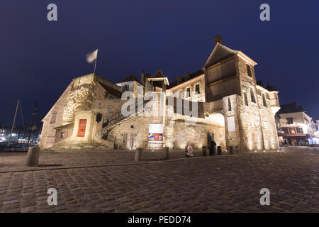 Ville de Honfleur, France. Vue nocturne pittoresque de la Lieutenance, à l'entrée du Vieux bassin. Banque D'Images