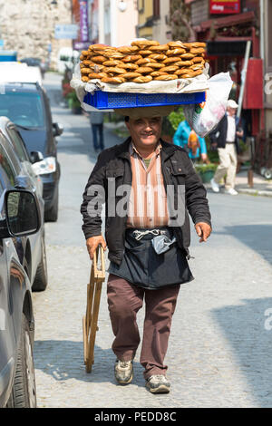 Vente homme turc typique Simitci simit - pain sésame turque joints toriques dans rues de Istanbul, République de Turquie Banque D'Images