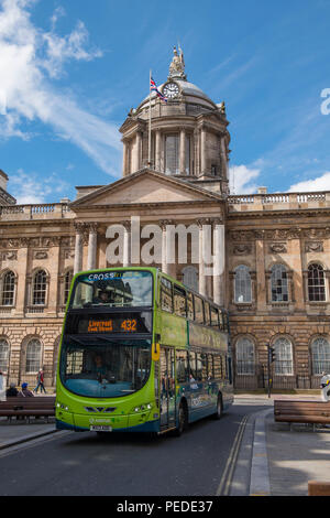 Bus à impériale vert arriva en face de Liverpool Town Hall. Banque D'Images