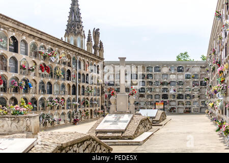 Barcelone, Espagne - 10 mai 2018 : le labyrinthe de 5 et 7 étages, typique des niches funéraires cimetières espagnols de Poblenou, cimetière. Banque D'Images