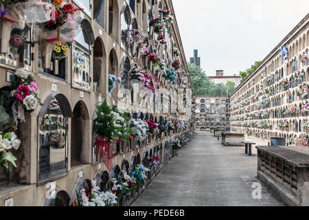 Barcelone, Espagne - 10 mai 2018 : le labyrinthe de 5 et 7 étages, typique des niches funéraires cimetières espagnols de Poblenou, cimetière. Banque D'Images