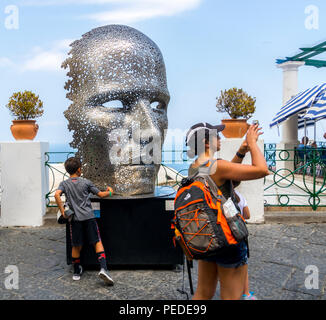 Artiste coréen Seo Young Deok sculpture à tête moderne en chaîne de métal recyclé, chaîne de vélo, Piazzetta Capri, côte amalfitaine Italie Banque D'Images