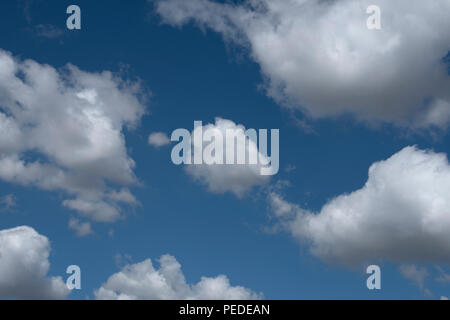 Les formations de nuages duveteux contre un ciel bleu profond. Banque D'Images