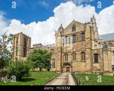 En été, la cathédrale de Ripon Ripon Yorkshire Angleterre Banque D'Images