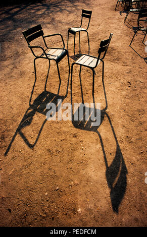 Paris, France. Des chaises dans le Jardin du Luxembourg. 2000 Le Jardin du Luxembourg, aussi connu en anglais comme le Jardin du Luxembourg, est situé dans le 6ème arrondissement de Paris, France. Il a été créé à partir de 1612 par Marie de Médicis, la veuve du Roi Henri IV de France, pour une nouvelle résidence, elle a construit le Palais du Luxembourg. Le jardin est aujourd'hui administré par le Sénat français, qui se réunit dans le palais. Il couvre 23 hectares et est connu pour ses pelouses, allées bordées d'arbres, parterres, modèle voiliers sur son bassin circulaire, et pittoresque fontaine Médicis, construit en 1620. Banque D'Images