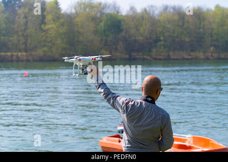 OLDENZAAL Pays-bas - 9 avril 2017 : homme inconnu tenant son haut avant de décoller de drones Banque D'Images