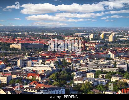 La ville de Leipzig en Allemagne (État de la Sachsen). Vue urbaine avec Zentrum, Neustadt et Neuschoenefeld districts. Banque D'Images