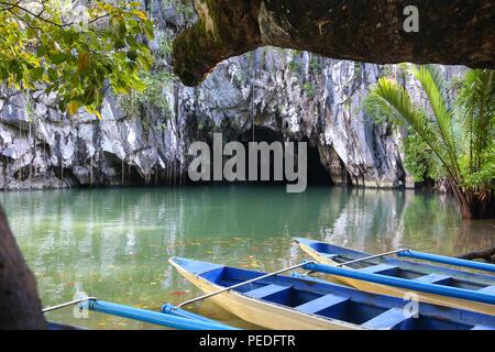 Entrée de la rivière souterraine de Puerto Princesa avec des bateaux d'excursion dans l'avant-plan. Philippines la nature. Banque D'Images