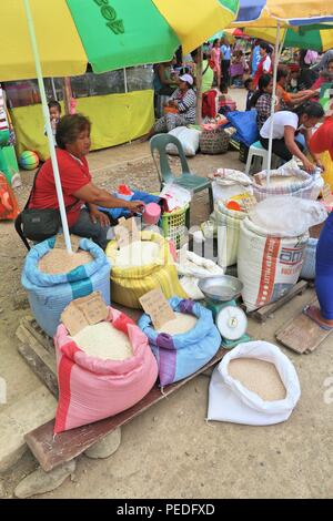 EL NIDO, PHILIPPINES - 2 décembre 2017 : vendeur vend les variétés de riz dans la région de El Nido, Philippines. Les marchés alimentaires traditionnels sont encore importants dans devel Banque D'Images