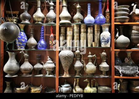 Dubaï, Émirats arabes unis - le 23 novembre 2017 : laiton antique pichets et vases de verre à Souk Madinat Jumeirah à Dubai. Le style arabe traditionnel bazar est partie de Mad Banque D'Images