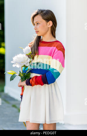 Beau modèle enfant Bailey fonctionne à travers différents regards sur un tournage entrepris à l'été 2018 à Londres en Angleterre. Banque D'Images