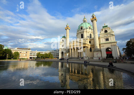 Vienne, Autriche - célèbre Karlskirche (église de Saint Charles) dans la lumière Banque D'Images