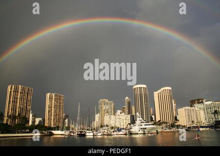 Arc-en-ciel sur le port d'Ala Wai, Honolulu, Hawaii, USA Banque D'Images