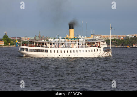 STOCKHOLM - 31 MAI : Steamship plein de touristes le 31 mai 2010 à Stockholm, Suède. À Stockholm, ville d'îles, les navires et les ferries sont un moi Banque D'Images