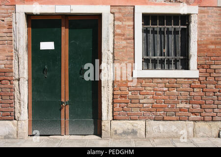 Vieille porte et fenêtre à Venise, Italie. L'architecture d'époque. Banque D'Images