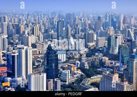 BANGKOK, THAÏLANDE - 24 décembre 2013 : Vue aérienne de l'architecture moderne à Bangkok. Bangkok est la plus grande ville de la Thaïlande avec 14 millions de personnes l Banque D'Images