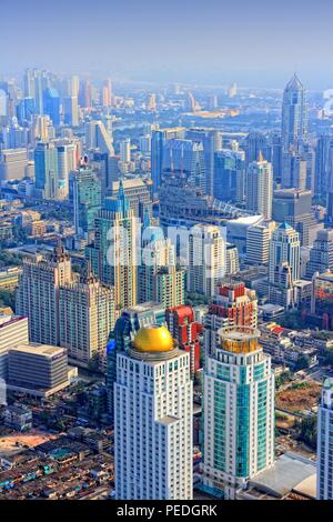 BANGKOK, THAÏLANDE - 24 décembre 2013 : Vue aérienne de l'architecture moderne à Bangkok. Bangkok est la plus grande ville de la Thaïlande avec 14 millions de personnes l Banque D'Images