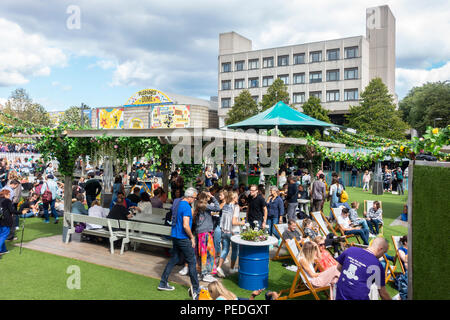 Les visiteurs au Edinburgh Festival Fringe, de détente dans le menu local buvette géré par Achille dans Bristo Square, Édimbourg. Pleasance Dome en zone Banque D'Images