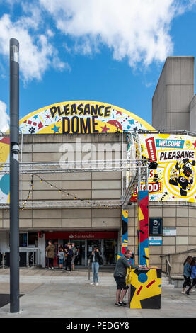 Les gens faisant la queue pour utiliser un distributeur automatique de Santander à l'extérieur du dôme, un Pleasance Edinburgh Festival Fringe lieu d'exposition à Bristow Square dans le centre-ville. Banque D'Images