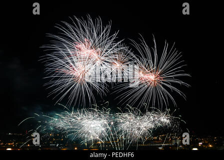 D'artifice dans le ciel de nuit à Szczecin pendant le feu d'artifice de vacances. Banque D'Images