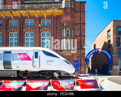 En dehors de la locomotive Hitachi Azuma Discovery Museum de Newcastle upon Tyne. Banque D'Images