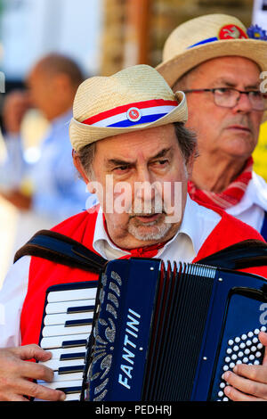 East Kent Morris homme musicien folk jouant de l'accordéon. Mais face à la route, senior man avec petit barbe, 60, porte chapeau de paille. Banque D'Images