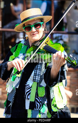 Musicien danseur traditionnel anglais, senior couple un violon vert avec le Offcumduns Boucher du côté de la danse. Close up de violoniste. Banque D'Images