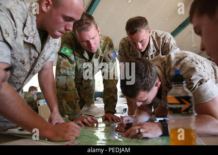 U.S. Marine Corps lance les Cpl. Eric Moore, Zach Hamlin, et Benjamin Pike, avec une compagnie de fusiliers, 1er Bataillon, 4e Régiment de Marines, la Force de rotation maritime - Darwin, et le Sdt Craig Rutkowski, un carabinier avec Delta Company, 5e Bataillon du Royal Australian Regiment, 1ère Brigade, l'armée australienne, Australian Defence Force, discuter où pour tracer des points sur une carte lors d'une classe d'ordre d'opérations le 5 août au Robertson Barracks, Palmerston, Territoire du Nord, Australie. Le cours a été supervisé par les dirigeants et le personnel de RAR 5 sous-officiers avec MRF-D. Le cours a été une excellente occasion t Banque D'Images