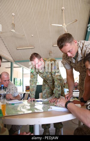 U.S. Marine Corps lance les Cpl. Zach Hamlin et Benjamin Pike, avec une compagnie de fusiliers, 1er Bataillon, 4e Régiment de Marines, la Force de rotation maritime - Darwin, et le Sdt Craig Rutkowski, un carabinier avec Delta Company, 5e Bataillon du Royal Australian Regiment, 1ère Brigade, l'armée australienne, Australian Defence Force, discuter où pour tracer des points sur une carte lors d'une classe d'ordre d'opérations le 5 août au Robertson Barracks, Palmerston, Territoire du Nord, Australie. Le cours a été supervisé par les dirigeants et le personnel de RAR 5 sous-officiers avec MRF-D. Le cours a été une excellente occasion d'améliorer ma Banque D'Images