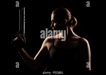 Le tir au pistolet isolé sur fond noir. Sportsman avec une arme à feu. Le sport le tir au pistolet. Banque D'Images