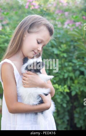 Little girl holding a puppy Banque D'Images