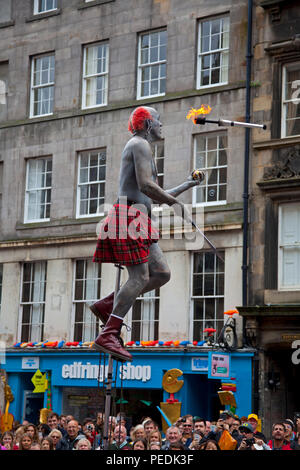 Edinburgh Fringe Festival en 2018, interprète jongle avec des tatouages torche feu Edinburgh, Ecosse, Royaume-Uni Banque D'Images